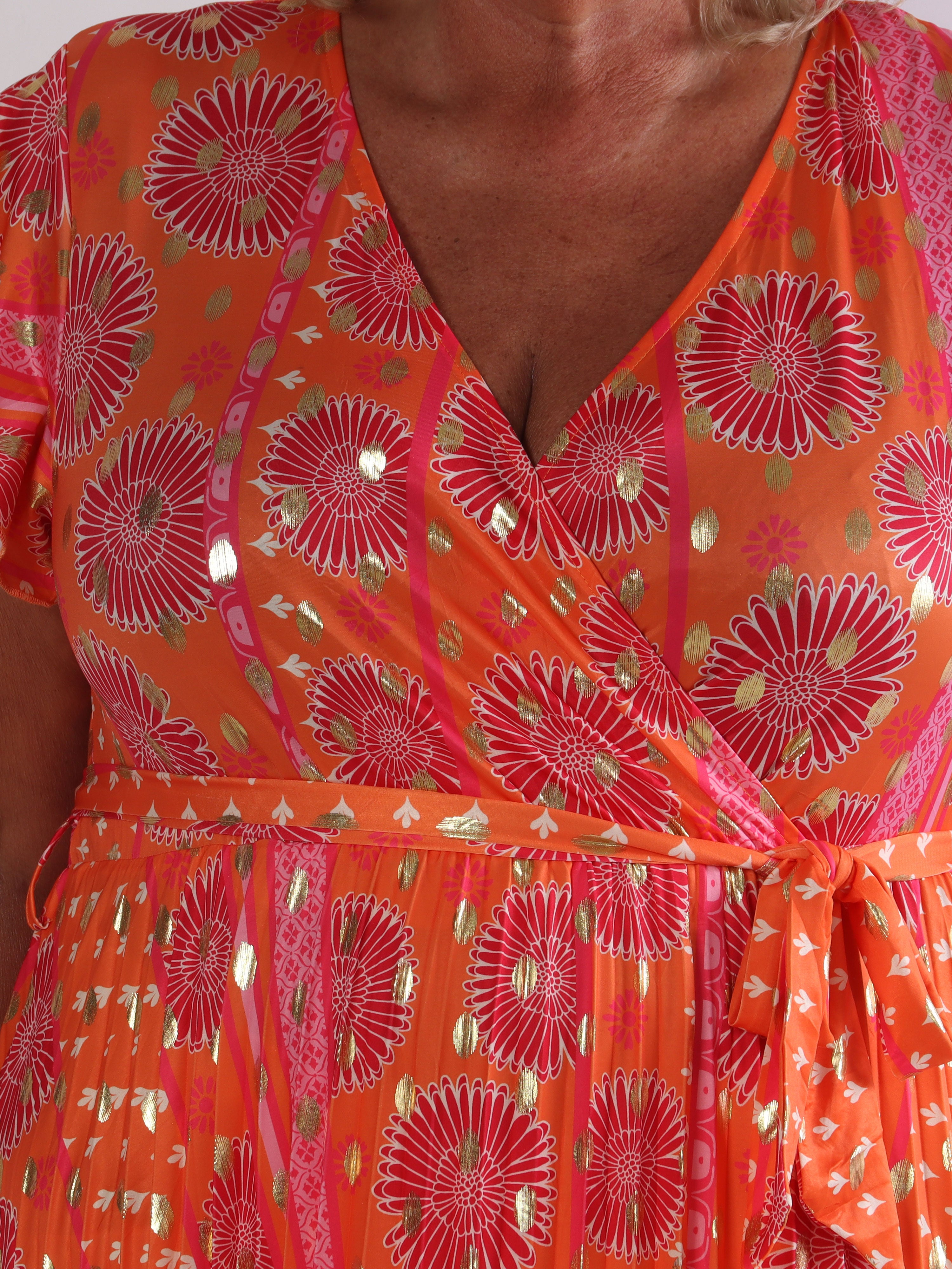 Toledo Sunburst - Plus size mønstret kjole i elastisk stof med plisseringer